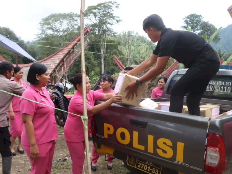 Polsek Rindingallo-Bhayangkari Salurkan Bantuan Korban Kebakaran di Baruppu Torut ​