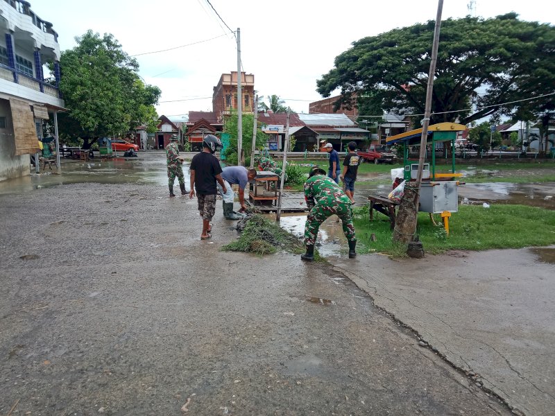 Koramil Sabbangparu-Warga Gotong Royong Bersihkan Lingkungan Pasar Salojampu