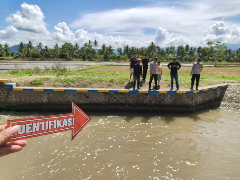 Polisi melakukan identifikasi di TKP tempat bocah di Polman tewas tenggelam saat mancing. 