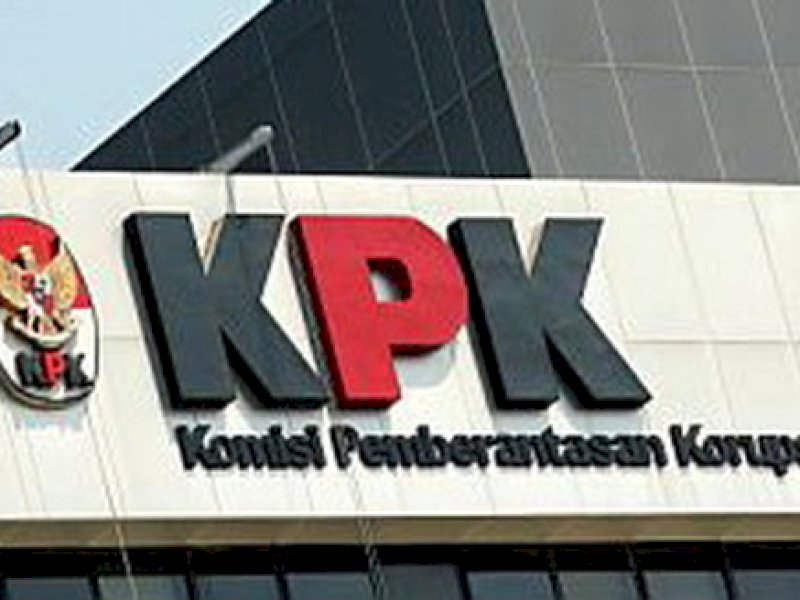 KPK Geledah Rumah Bupati Ponorogo Sugiri, Sita Alphard 