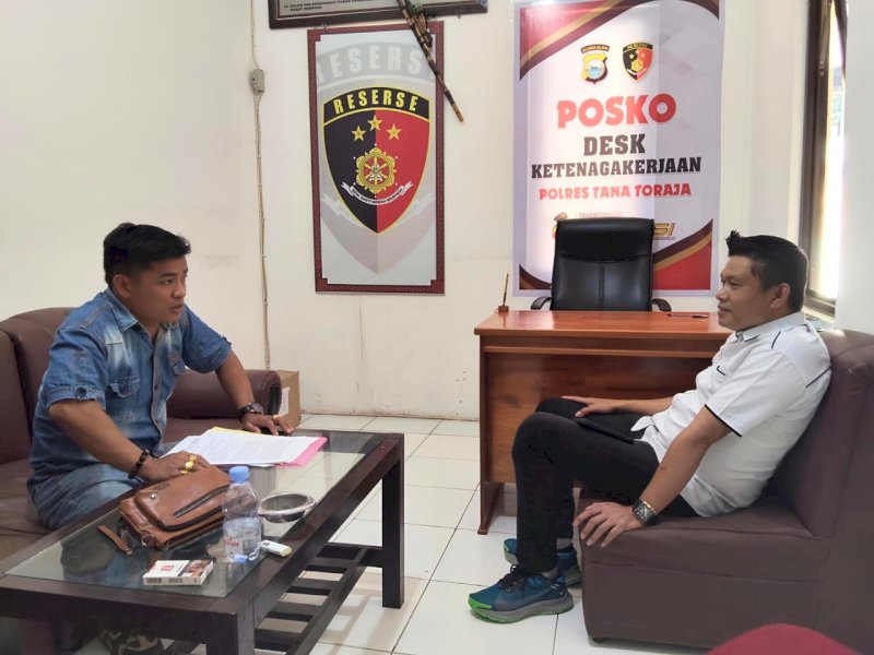Kuasa Hukum Pemilik Ekskavator, Jerib Ratno Talebong bersama Kasat Reskrim Polres Tana Toraja, IPTU Syaruddin. 