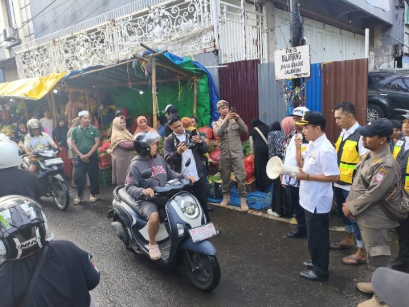 Pemkot Makassar Tertibkan Pedagang Bongkar Muat yang Tempati Trotoar di Veteran Utara