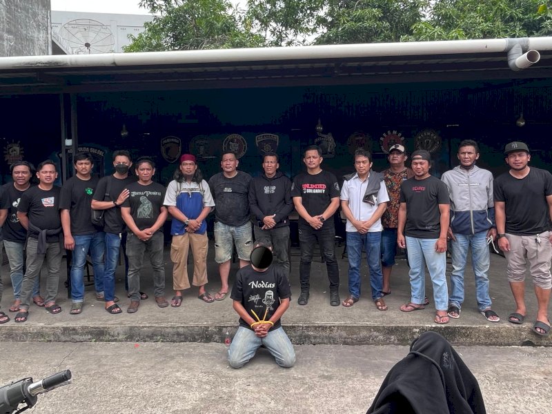 Tersangka (berlutut) saat diamankan tim gabungan. 
