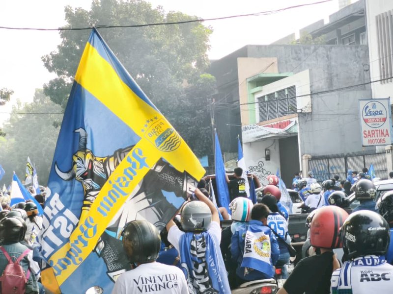 Caption Foto. 

Euforia ribuan Bobotoh Persib merayakan hattrick Juara di kawasan Alun-Alun Bandung Minggu (24/5/2026).