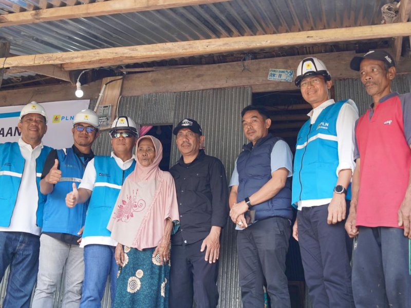 Program Light Up The Dream PLN UIP Sulawesi: Rumah Daeng Kanang di Gowa Kini tak Lagi Gelap