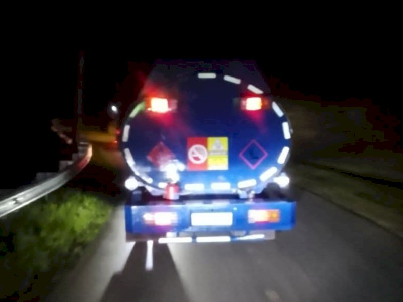 Viral! Mobil Tangki Diduga Angkut BBM Selundupan Melintas di Toraja Utara