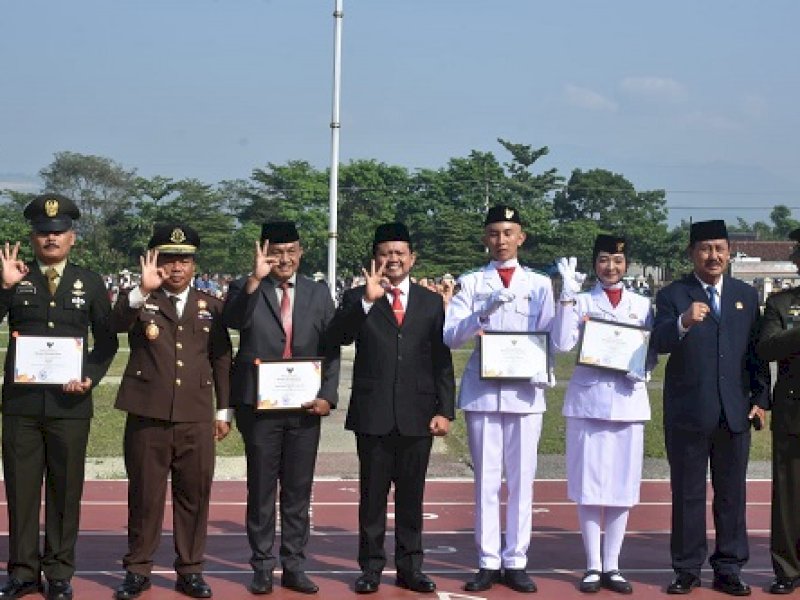 Bupati Sumedang Doni Ahmad Beri Penghargaan Paskibraka Teladan 2025