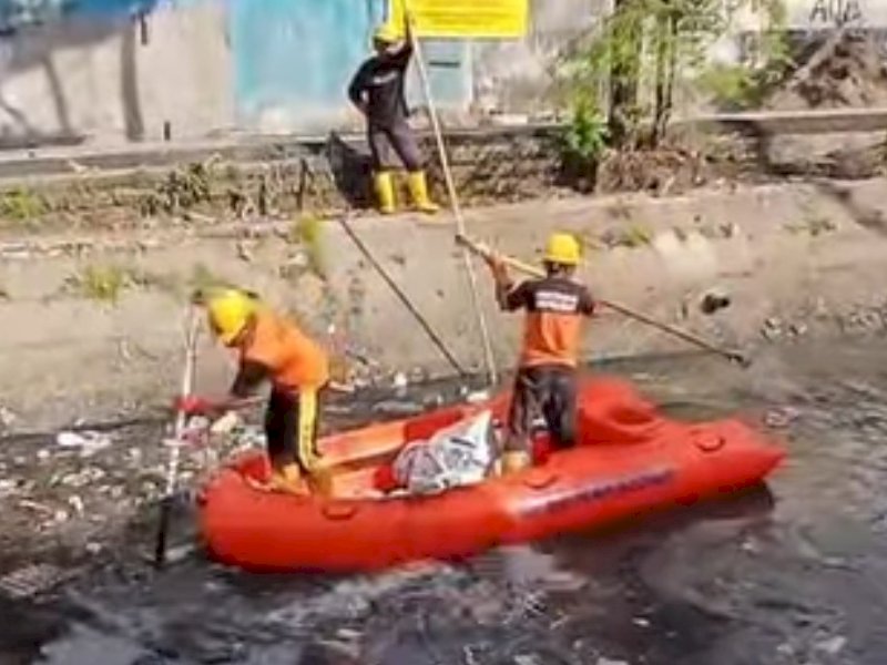 Satgas Dinas PU Makassar melakukan normalisasi di Kanal Sinrijala. 
