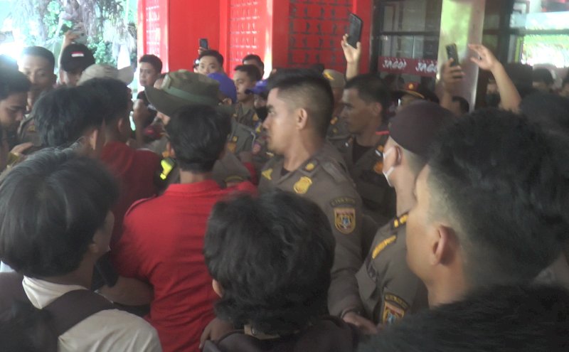 Demo di Kantor Bupati Polman Ricuh, 1 Orang Luka