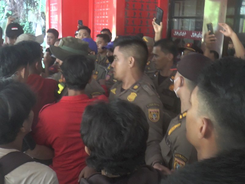 Demo di Kantor Bupati Polman Ricuh, 1 Orang Luka