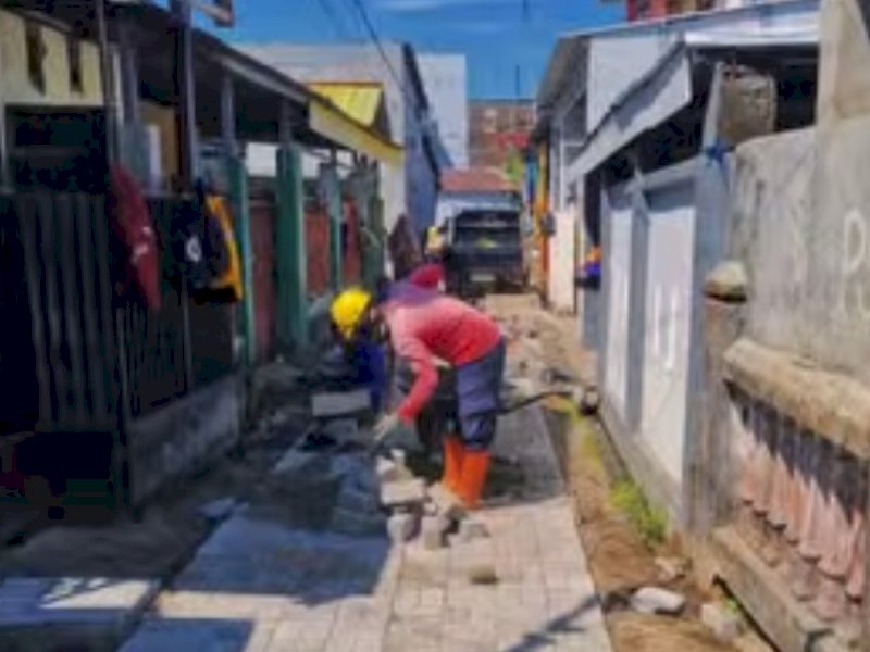 Pemasangan paving blok di Jalan Bontoduri 6.