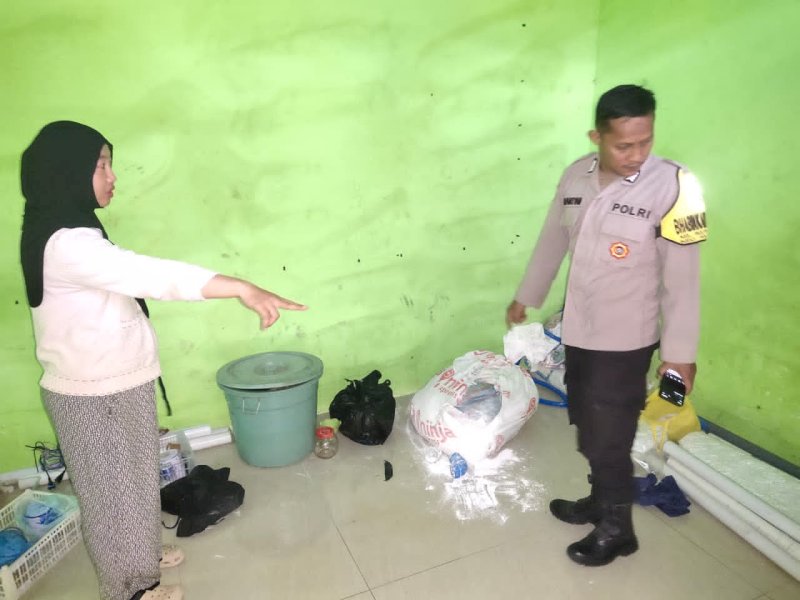 Polisi memeriksa kondisi rumah korban pencurian di Polman. 