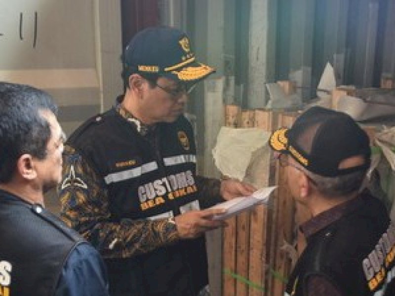 Menteri Keuangan Purbaya Yudhi Sadewa melakukan inspeksi mendadak ke Pelabuhan Tanjung Priok, Jakarta. 