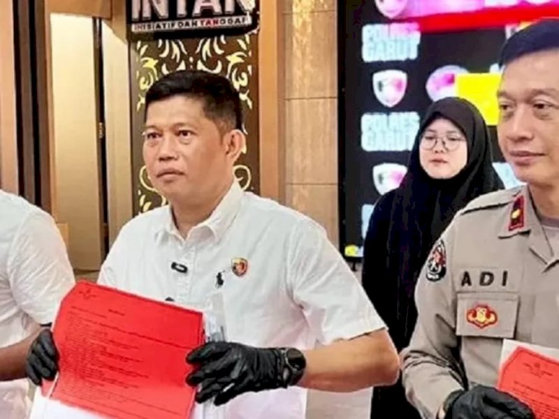 Polres Garut memberi keterangan pers terkait penahanan eks Kades Cipanjar. 