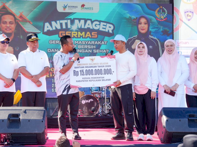 Gubernur Sulawesi Selatan Andi Sudirman Sulaiman, menyerahkan bantuan keuangan sebesar Rp15 miliar kepada Pemerintah Kabupaten (Pemkab) Kepulauan Selayar.