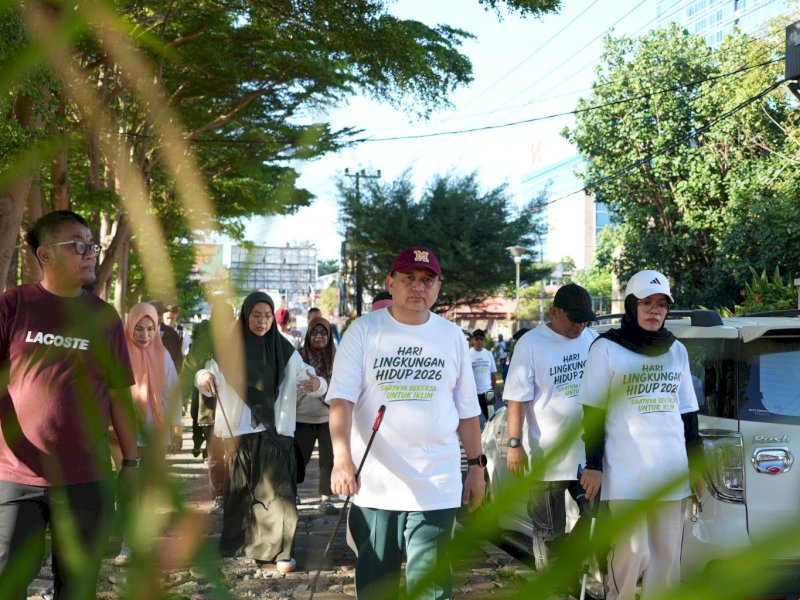 Aksi plogging atau jalan sehat sambil memungut dan memilah sampah digelar Pemkot Makassar, kemarin. 