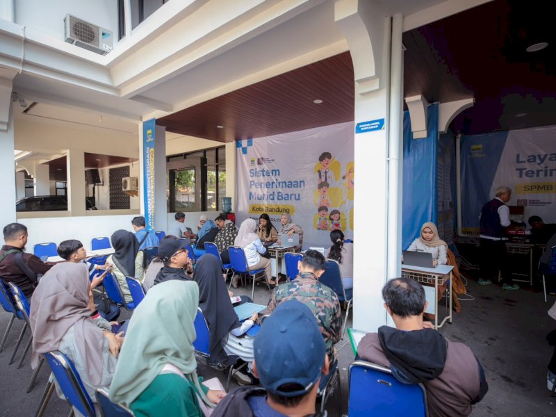 Proses pendaftaran melalui Desk Layanan Terpadu Terintegrasi Sistem Penerimaan Murid Baru (SPMB). 