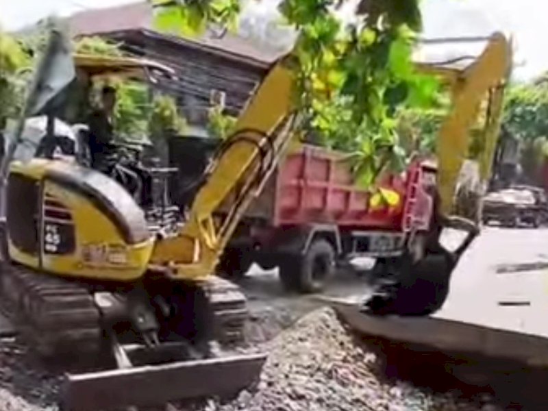 Alat berat dikerahkan untuk mengeruk sedimen di Jalan Sultan Abdullah. 