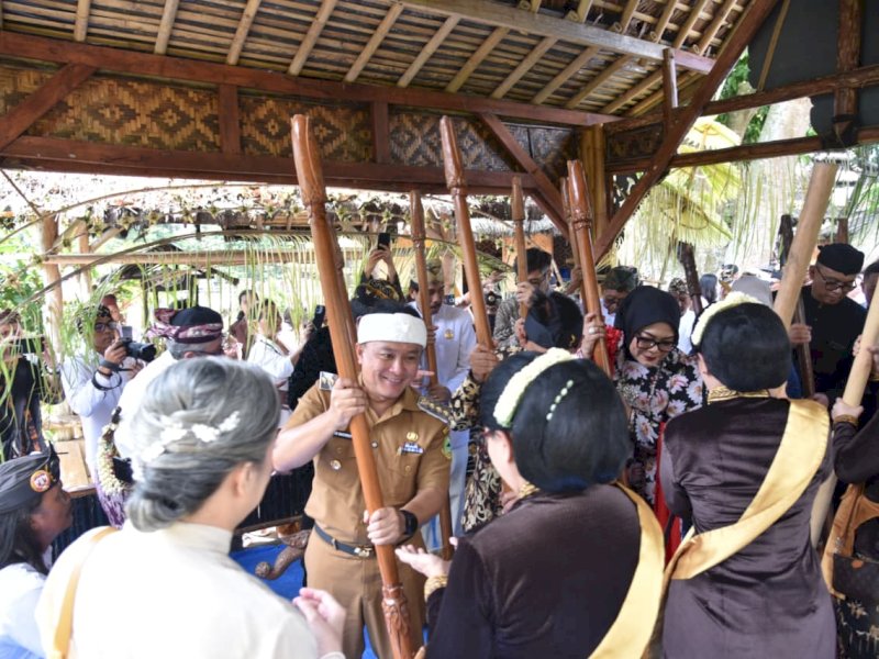 Puncak Upacara Adat Seren Taun 1957 Saka di Paseban Tri Panca Tunggal, Cigugur, Kabupaten Kuningan. 