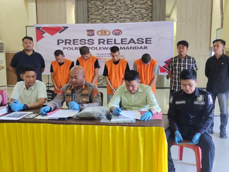 4 tersangka dihadirkan dalam konferensi pers di Polres Polman. 
