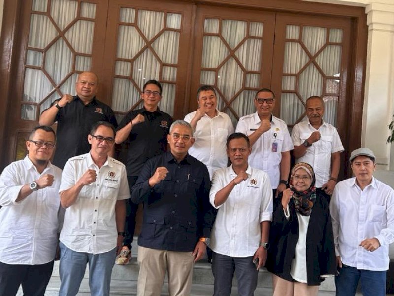 Wali Kota Bandung Muh Farhan bersama pengurus PWI Jabar. 