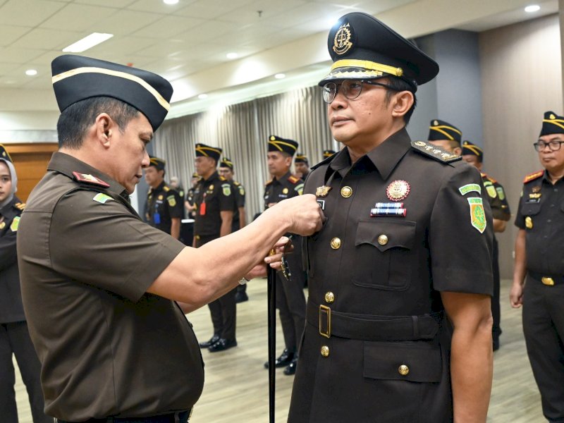 Kajati Jawa Barat Sutikno melantik Asisten Intelijen Donny Haryono Setyawan dan Kajari Kota Cirebon Deddy Sutendi di Aula Kejati Jabar. 