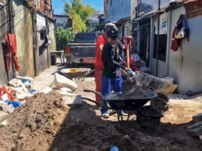Pemasangan paving blok di Jalan Butta Caddi Makassar. 