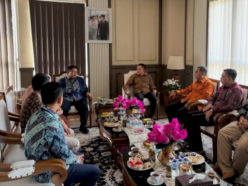 Bupati Kuningan Dian Rachmat Yanuar bertemu Staf Khusus Menteri Ketenagakerjaan Sukro Muhab bersama Kepala BBPVP Bandung Reni Mutmainah Rosidah. 