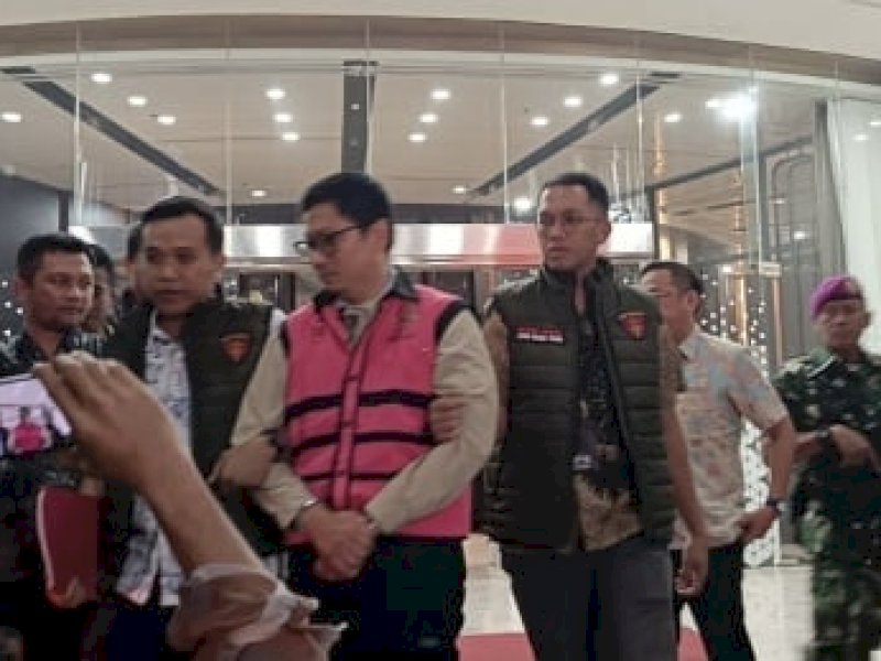 Andri Mulyono selaku Komisaris PT Yasa Artha Trimanunggal (YAT) ditetapkan jadi tersangka kasus korupsi MBG. 
