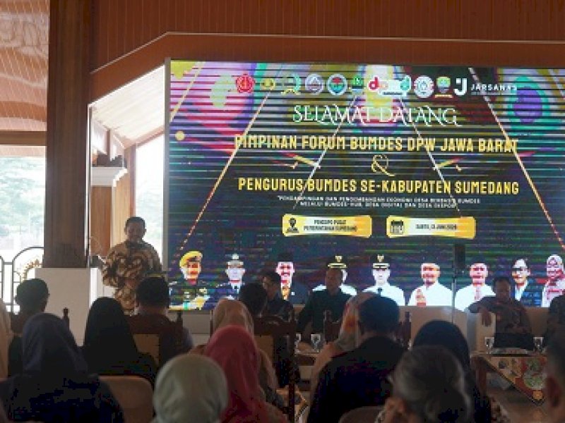 Pendampingan dan Pengembangan Ekonomi Desa Berbasis BUMDes melalui Program BUMDes-Hub, Desa Digital, dan Desa Ekspor yang berlangsung di Pendopo Pusat Pemerintahan Sumedang. 