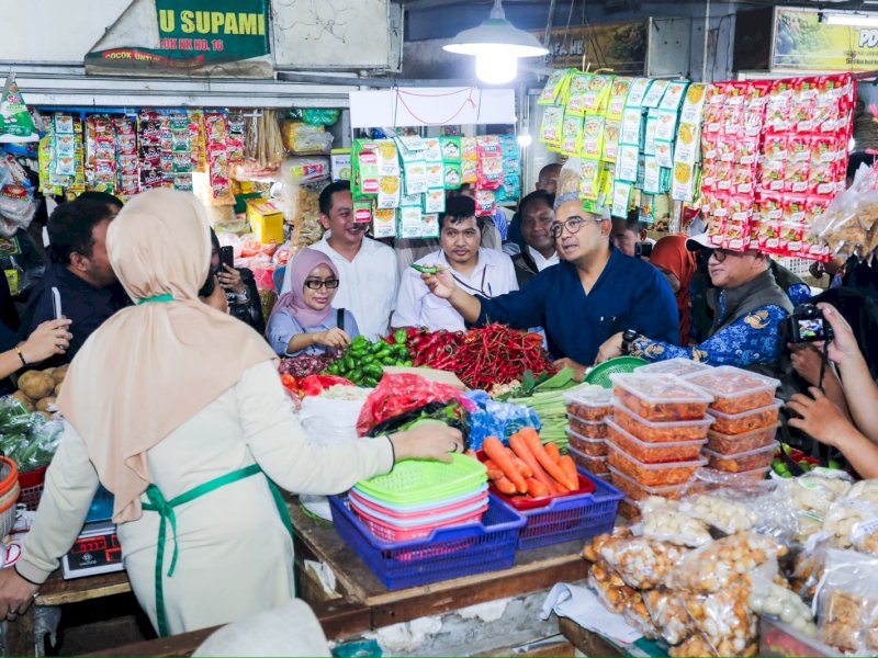 Wali Kota Bandung Muhammad Farhan memantau harga pangan. 