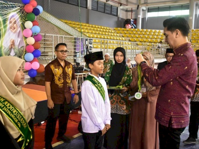 Wabup Sumedang M Fajar Aldila membuka Haflah Akhirussanah Madrasah Diniyah Takmiliyah (MDT) Ula se-Kecamatan Jatinangor Tahun 2026 di GOR Futsal ITB Jatinangor. 