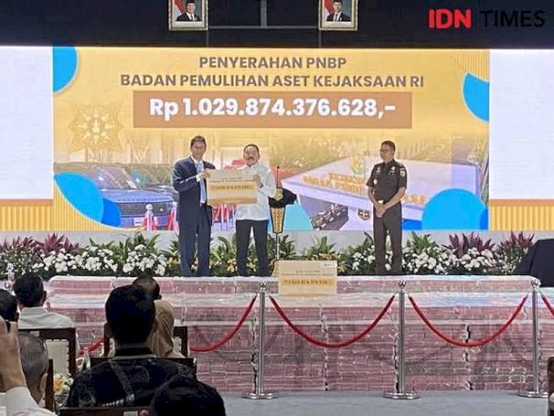 Jaksa Agung ST Burhanuddin menyerahkan dana hasil lelang aset sitaan yang masuk dalam Penerimaan Negara Bukan Pajak (PNPB) kepada Menteri Keuangan (Menkeu) Purbaya Yudhi Sadewa. 