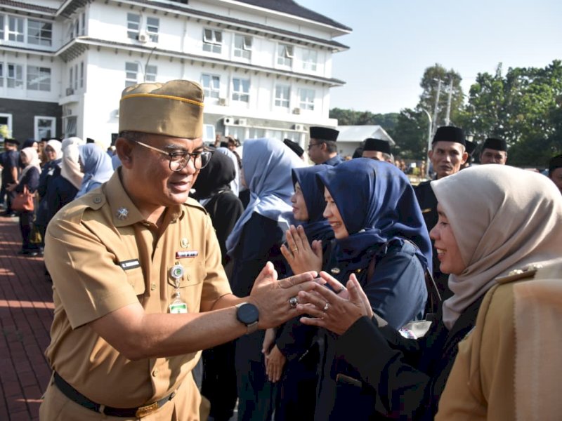 Bupati Kuningan Dian Rachmat Yanuar menyalami kepala sekolah usai dilantik. 