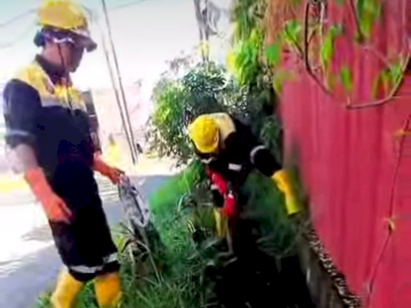 Dinas PU Makassar Lakukan Pengerukan Sedimen dan Sampah Drainase di Jalan Bonto Duri Raya