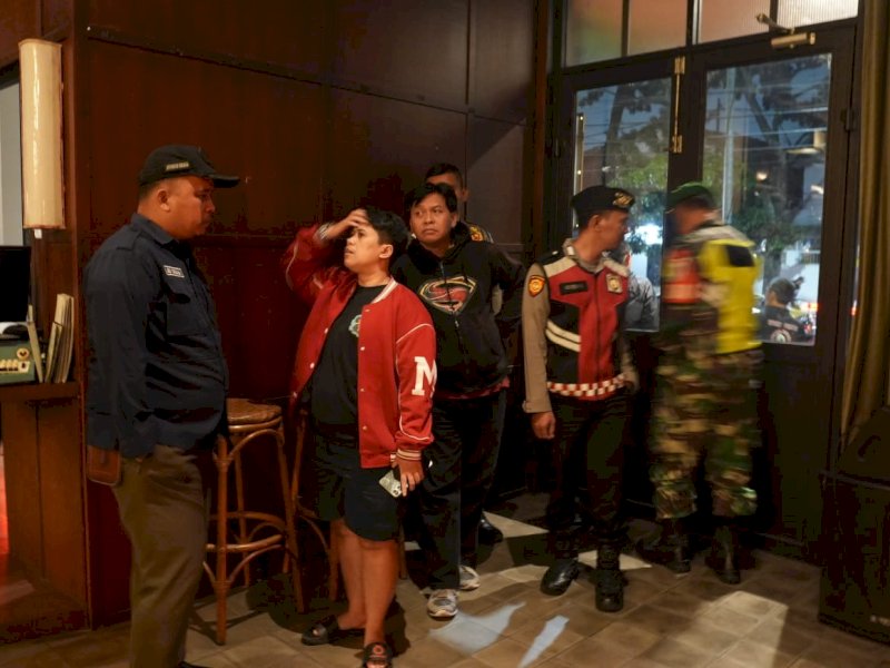 Satpol PP memeriksa salah satu THM yang kedapatan beroperasi. 