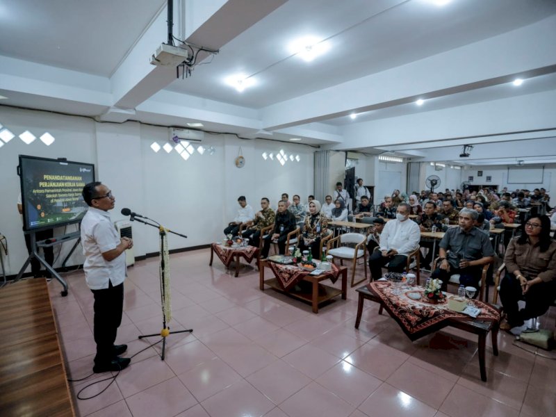 Kadisdik Jabar Purwanto bersama perwakilan kepala sekolah swasta jenjang SMA dan SMK di Jawa Barat. 