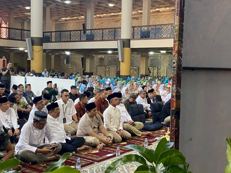 Muhammad Farhan saat mendampingi Ketua Umum Dewan Masjid Indonesia, Jusuf Kalla (JK) yang juga mantan Wakil Presiden RI di Masjid Agung Bandung. 