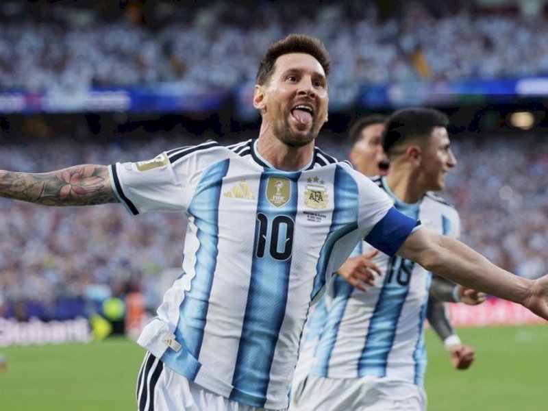 Lionel Messi melakukan selebrasi usai menjebol gawang Aljazair. (int) 
