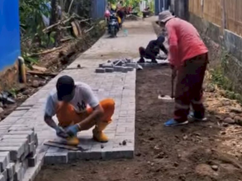 Pasangan Paving blok di Jalan Birta Manggala. 