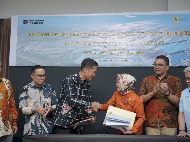 General Manager PLN UIP Sulawesi, I Gusti Made Aditya San Adinatha, dan Direktur Utama PLN Enjiniring, Cairani Rachmatullah menandatangani kerja sama sinergi pembangunan ketenagalistrikan. 
