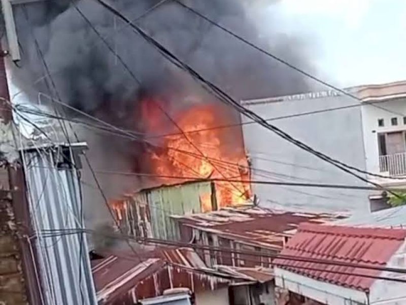 Kebakaran Landa Permukiman di Jalan Sultan Alauddin Makassar, 10 Rumah Ludes 