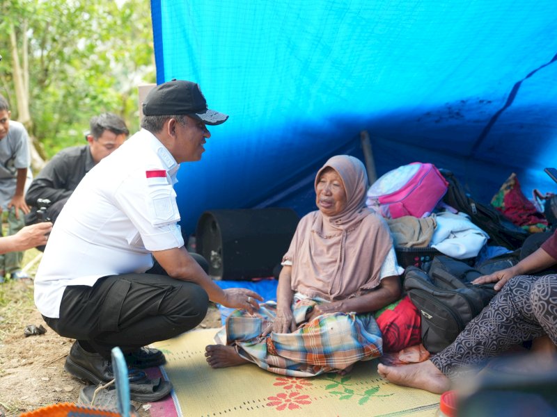 Gubernur Sulawesi Tengah Anwar Hafid berbincang dengan warga di lokasi pengungsian. meninjau langsung lokasi pengungsian.