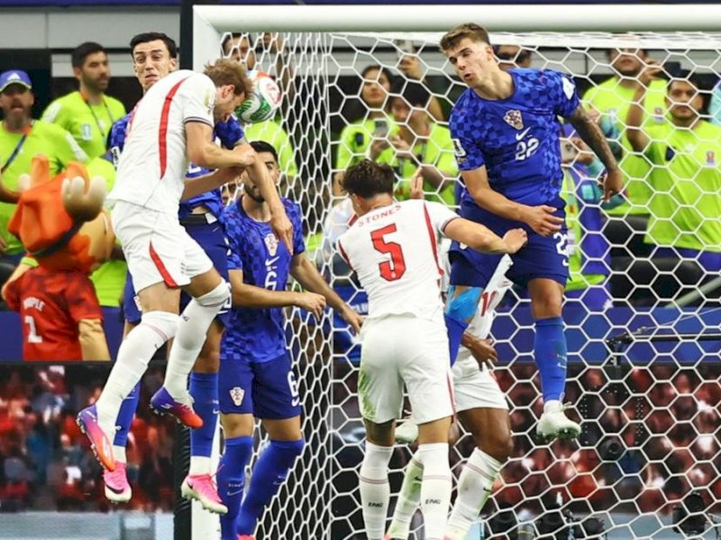 Duel udara terjadi di mulut gawang Kroasia. (int) 