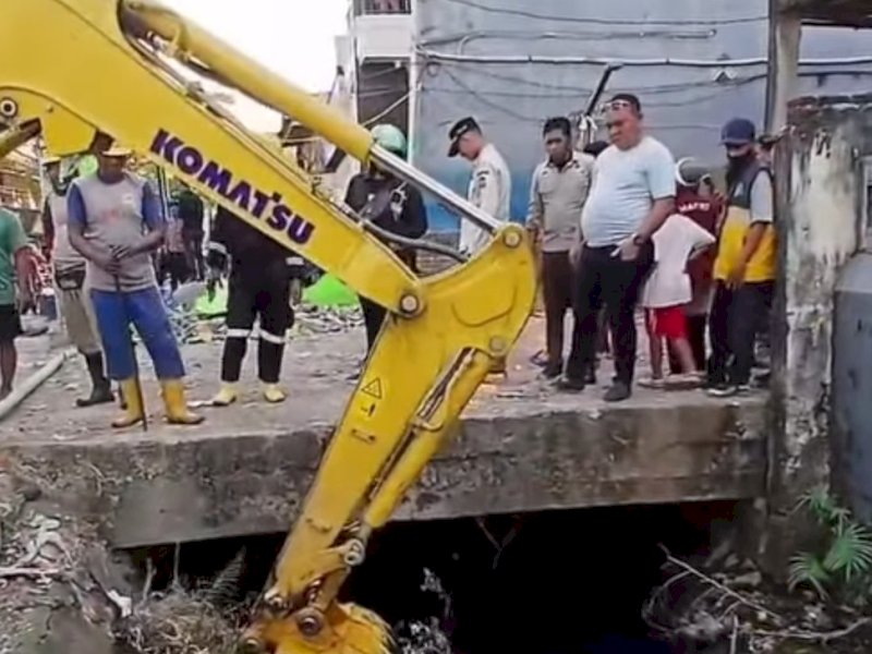 Keruk Drainase di Cenderawasih 5, Dinas PU Makassar Kerahkan 30 Satgas-1 Ekskavator