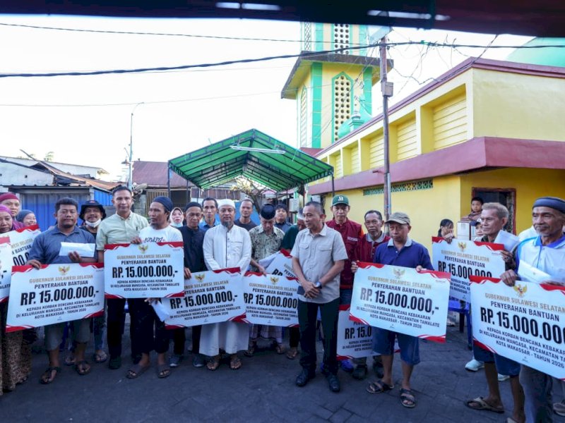 Gubernur Sudirman Salurkan Bantuan Rehabilitasi Bagi Korban Kebakaran Jl Sultan Alauddin Makassar 
