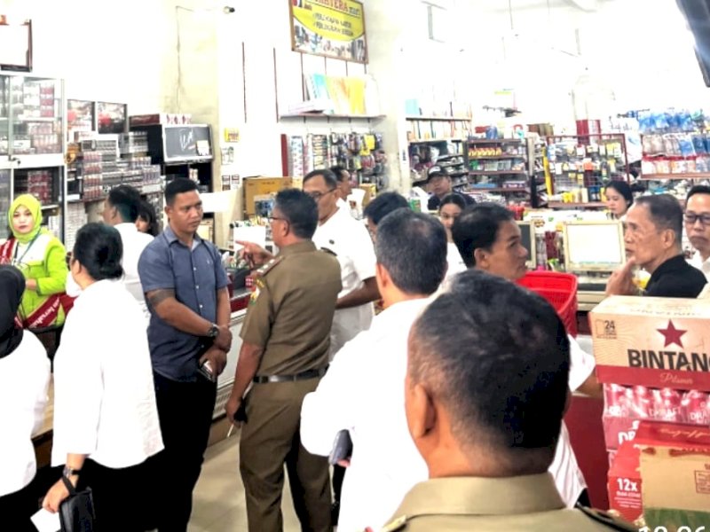 Tim gabungan saat melakukan razia ke Sejahtera Mart Rantepao. 