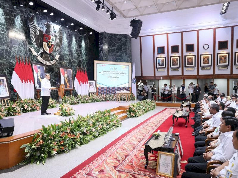 DKI Jakarta HUT ke-499, Wamen Ossy Serahkan 499 Sertipikat ke Pramono