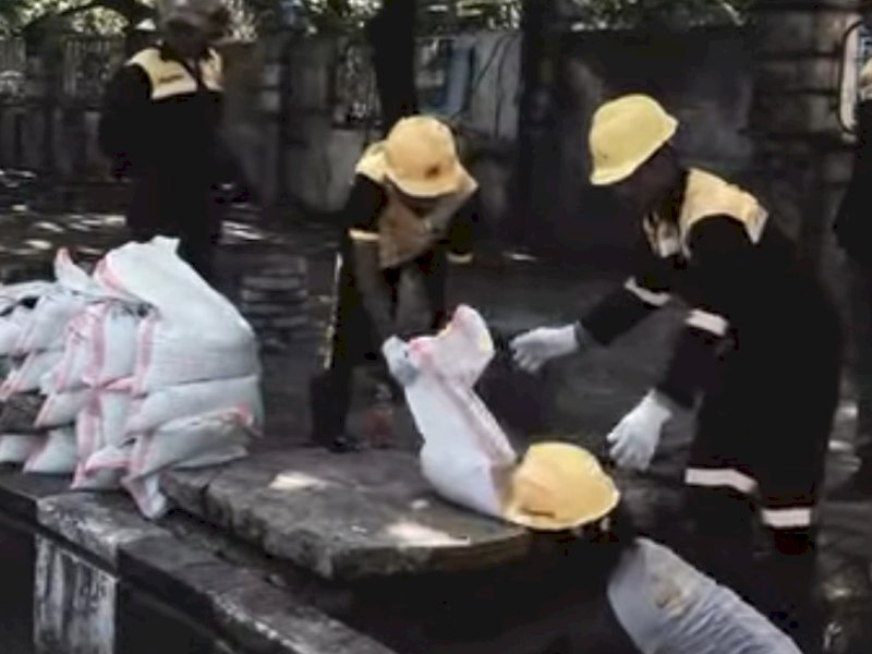 Satgas Dinas PU Makassar Keruk Sedimen di Eks Lokasi PKL Jalan Ujungpandang