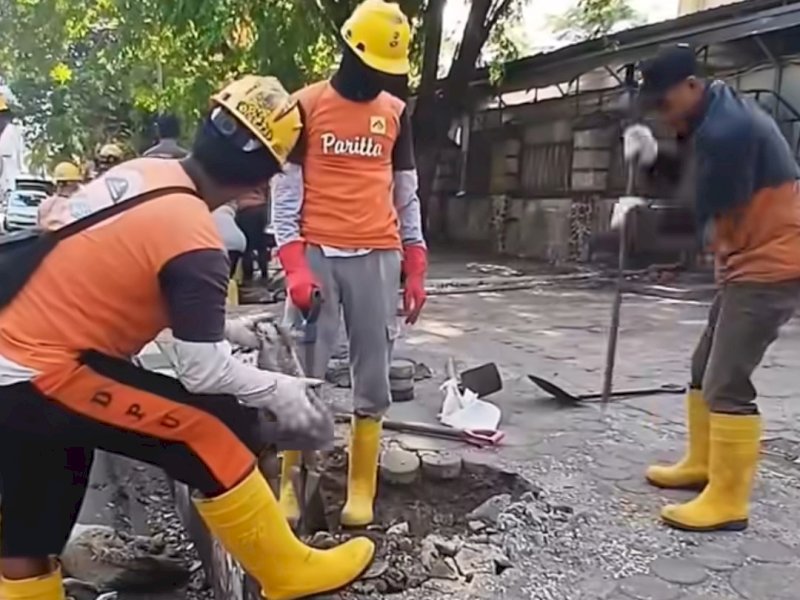Dinas PU Makassar-Satgas BJJ Kolaborasi Benahi Trotoar di Eks Lokasi PKL Benteng Rotterdam 